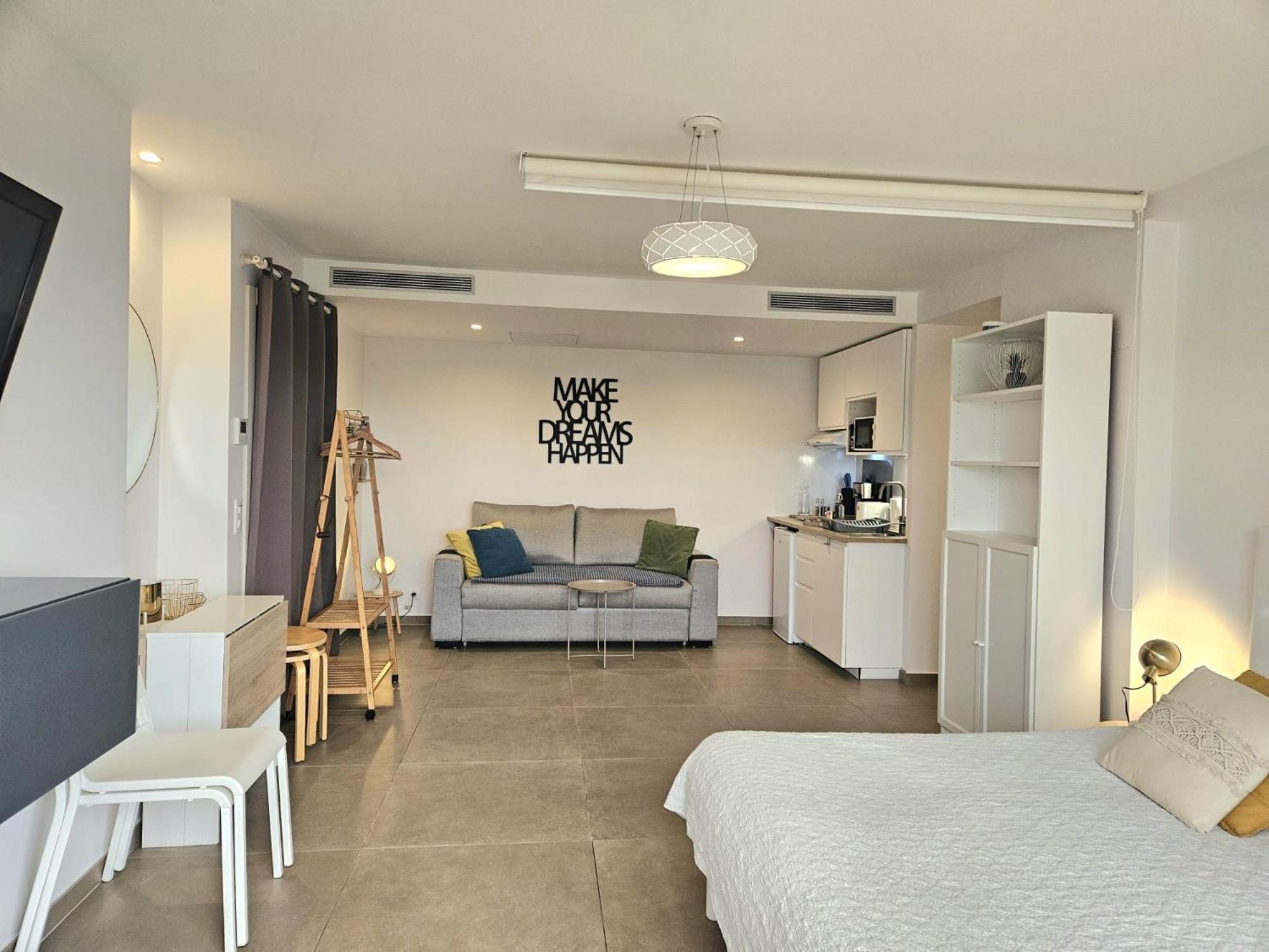 ホテル Twenty Rent カーニュ・シュル・メール 部屋 写真